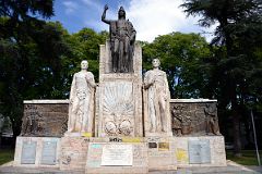 10-02 Statue Representing The Motherland Flanked By Amerindian And A Roman Philosopher In Plaza Italia Mendoza.jpg
